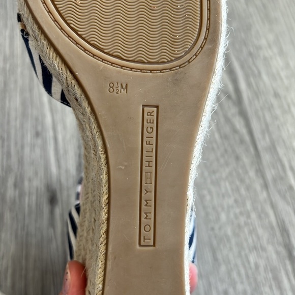 Tommy Hilfiger Yaslin 2 Wedge Sandal Size 8.5M - Picture 8 of 8